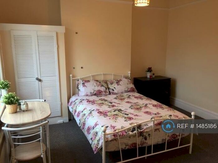 Studio To Rent In Green Lanes, London, N13