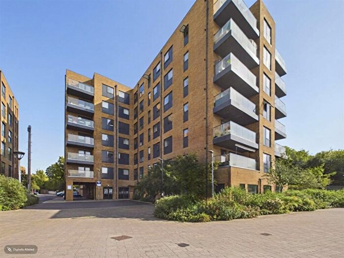 2 Bedroom Flat For Sale In Leaden Hill, Coulsdon, CR5
