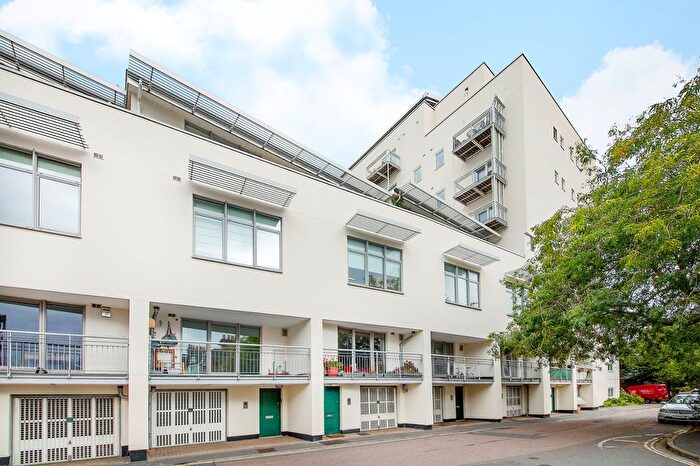 2 Bedroom Flat To Rent In Vineyard Path, Mortlake, SW14