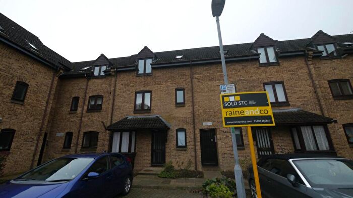 Apartment To Rent In Jasmine Gardens, Hatfield, AL10