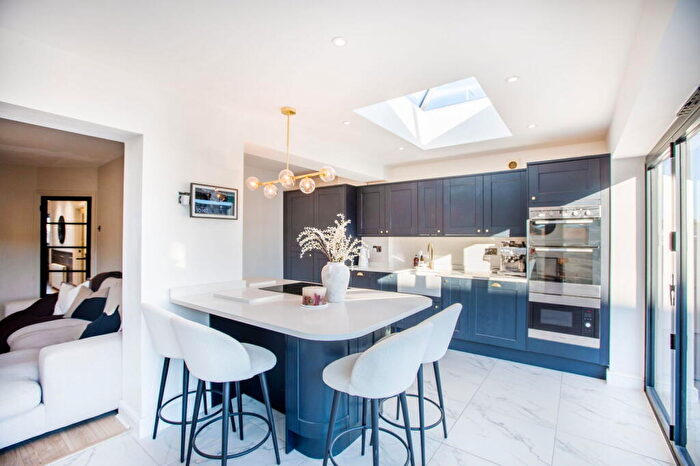 3 Bedroom Semi-Detached Bungalow For Sale In Grovewood Avenue, Leigh On Sea, SS9