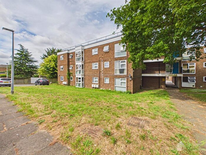 1 Bedroom Flat For Sale In Lonsdale Court, Pin Green, Stevenage, SG1