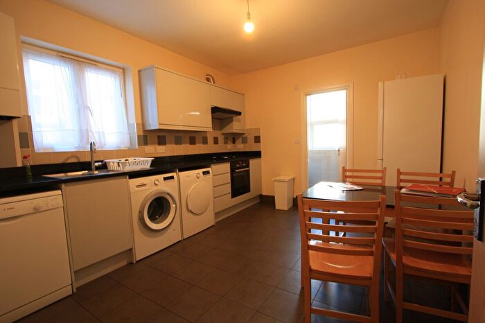 Studio To Rent In Streatham High Road, London, SW16