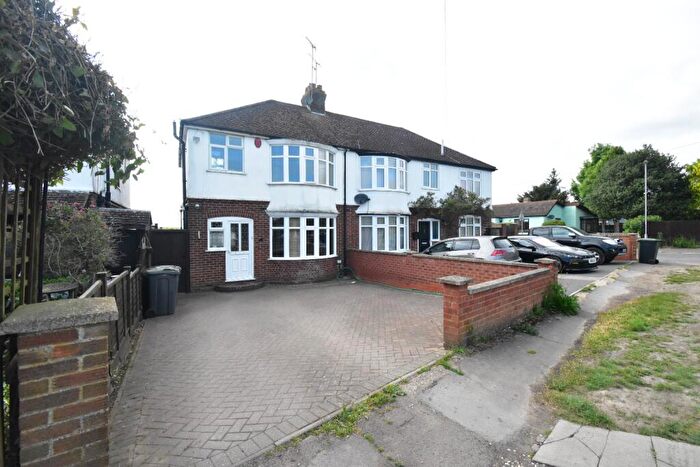 3 Bedroom Semi-Detached House To Rent In Links Way, Luton, Bedfordshire, LU2
