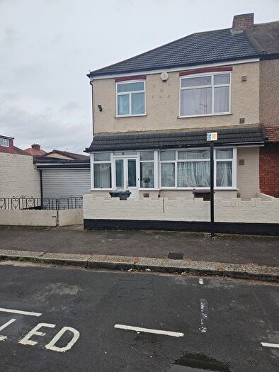 3 Bedroom Semi Detached House For Sale In Rossindel Road, Hounslow, TW3