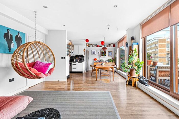 3 Bedroom Flat To Rent In Vallance Road, Spitalfields And Banglatown, E1