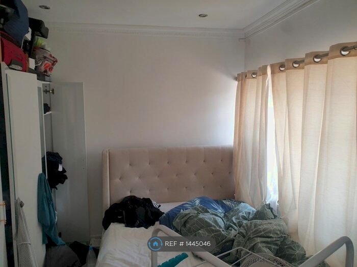 Studio To Rent In Beattyville Gardens Ilford, London, IG6