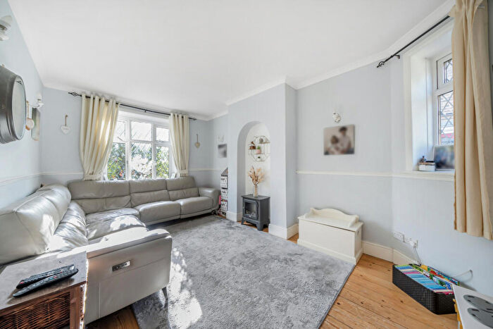 3 Bedroom Semi-Detached House For Sale In Longdown Road, London, SE6