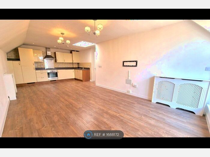 2 Bedroom Flat To Rent In Wells View Drive, Bromley, BR2