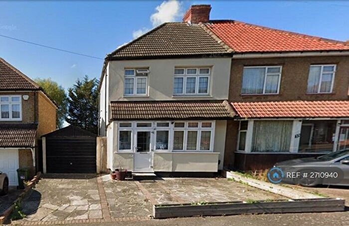 4 Bedroom Semi Detached House To Rent In Kenilworth Avenue, Romford, RM3