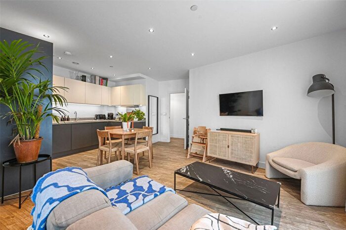 2 Bedroom Flat For Sale In Therm Court, Rookwood Way, London, E3