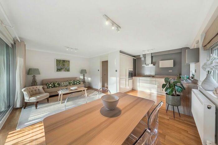 2 Bedroom Flat To Rent In Courtlands, Sheen Road, Richmond, TW10