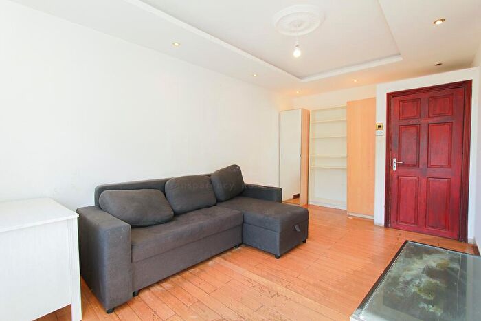 3 Bedroom Flat To Rent In Roper House, Kingswood Estate, London, SE21