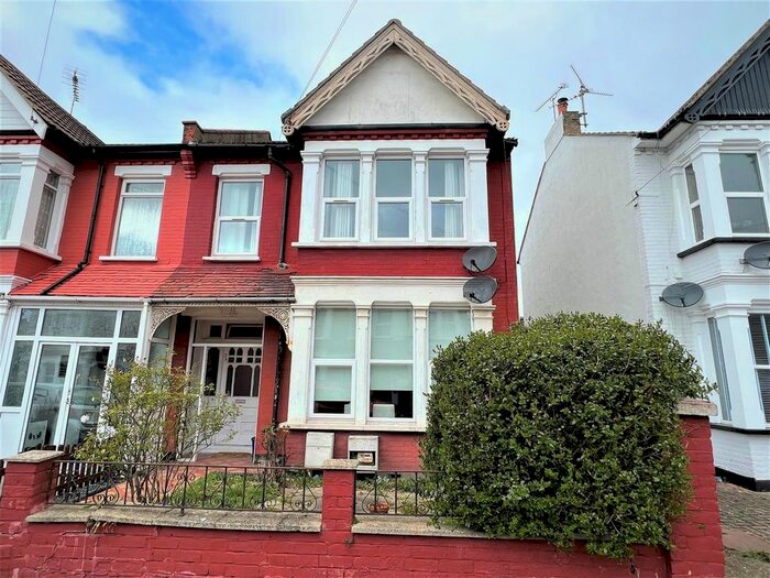 2 Bedroom Flat To Rent In Cranley Road, Westcliff-On-Sea, SS0