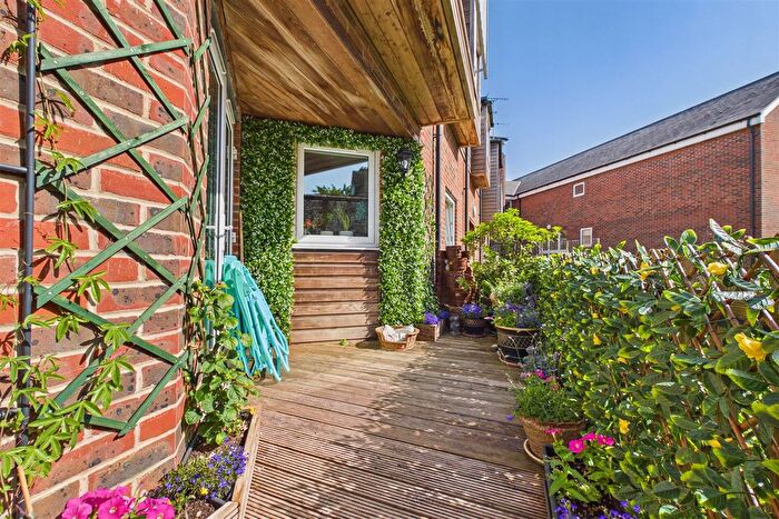 2 Bedroom Flat For Sale In Church Road, Chichester, PO19