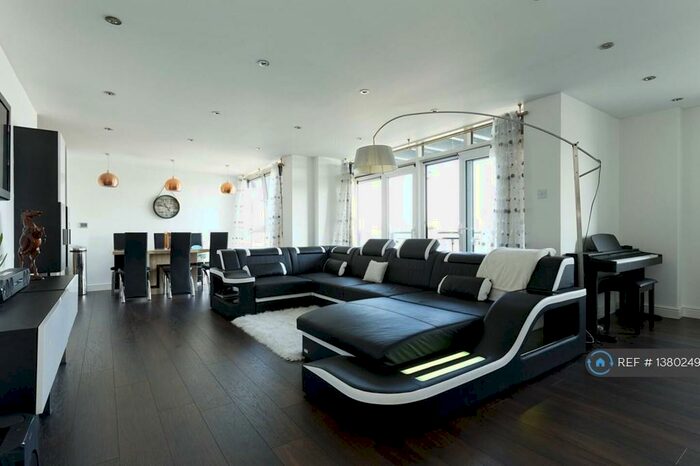 3 Bedroom Flat To Rent In Lowestoft Mews, London, E16