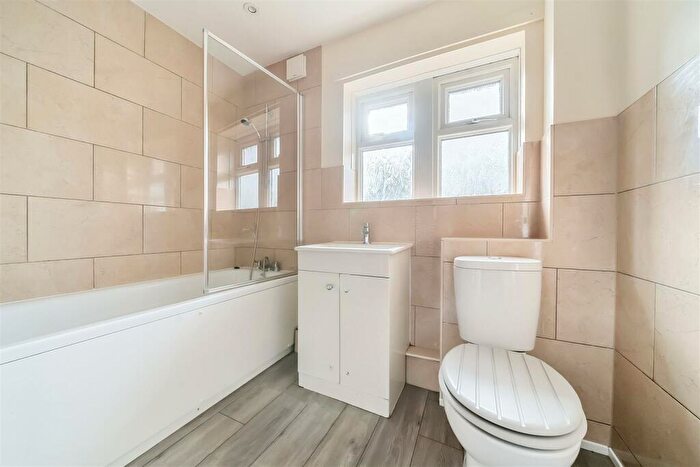 3 Bedroom End Of Terrace House For Sale In Salwey Close Bracknell, Berkshire, RG12