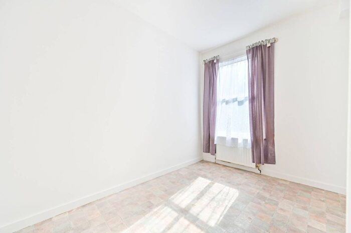 1 Bedroom Flat For Sale In Villiers Road, Dollis Hill, London, NW2