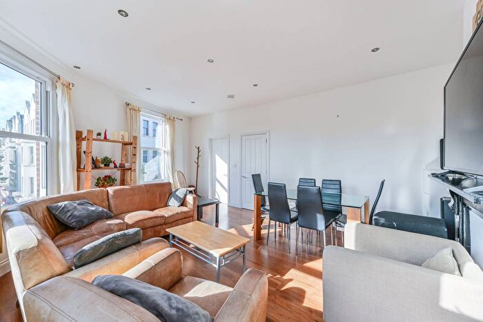 3 Bedroom Flat To Rent In Brixton Road, Oval, London, SW9