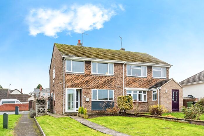 3 Bedroom Semi-Detached House For Sale In Kennet Avenue, Swindon, SN25