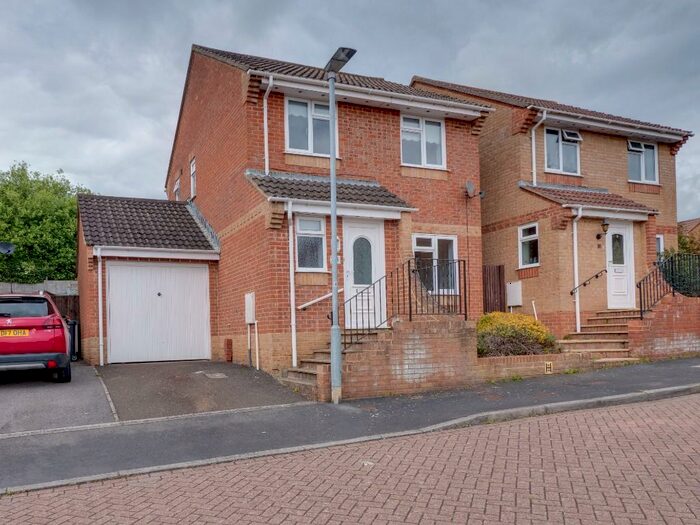 3 Bedroom Detached House To Rent In Linden Grove, Hailsham, East Sussex, BN27