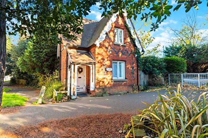 2 Bedroom Detached House For Sale In Kingsnympton Park, Kingston Upon Thames, KT2