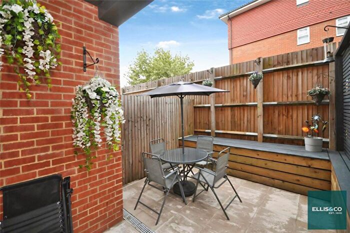 1 Bedroom Apartment For Sale In Woodside Lane, Woodside Park, London, N12