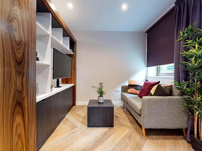 Apartment To Rent In Apt, Live Oasis Wade Lane #, LS2
