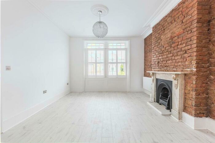 4 Bedroom Flat To Rent In Park Avenue, , Alexandra Park, London, N22