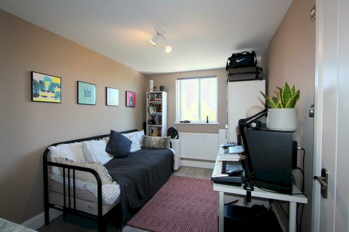 Studio To Rent In Hamilton Road, London, NW11