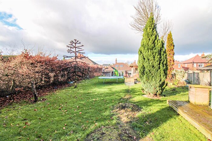 2 Bedroom Detached Bungalow For Sale In Holywell Lane, Castleford, WF10