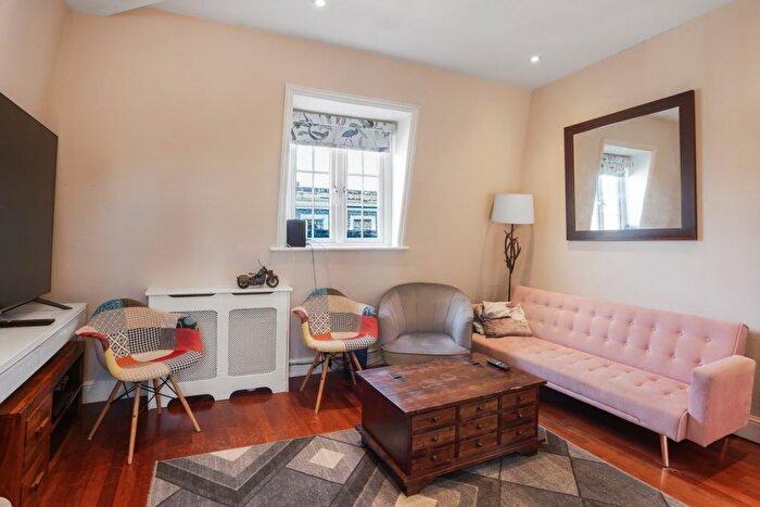 3 Bedroom Flat To Rent In Castletown Road, London, W14