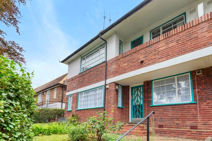 2 Bedroom Maisonette To Rent In Holyoake Walk, East Finchley, N2
