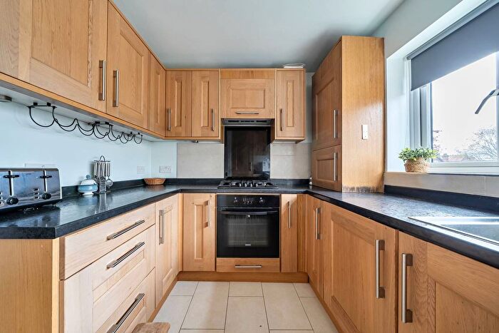 2 Bedroom Flat To Rent In Courtlands, Ealing, London, W5