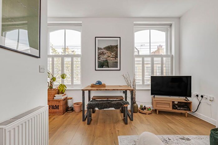 2 Bedroom Flat For Sale In Vivian Road, Bow, E3