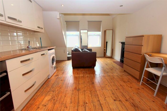 Studio To Rent In Elvendon Road, Bounds Green, London, N13