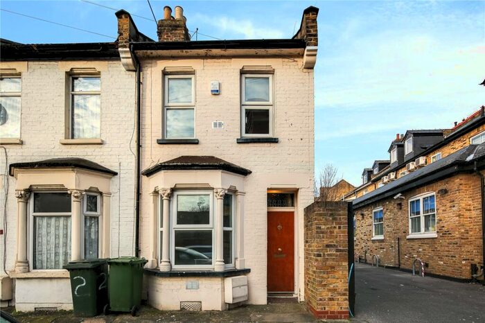 3 Bedroom End Of Terrace House To Rent In Glenavon Road, Stratford, London, E15