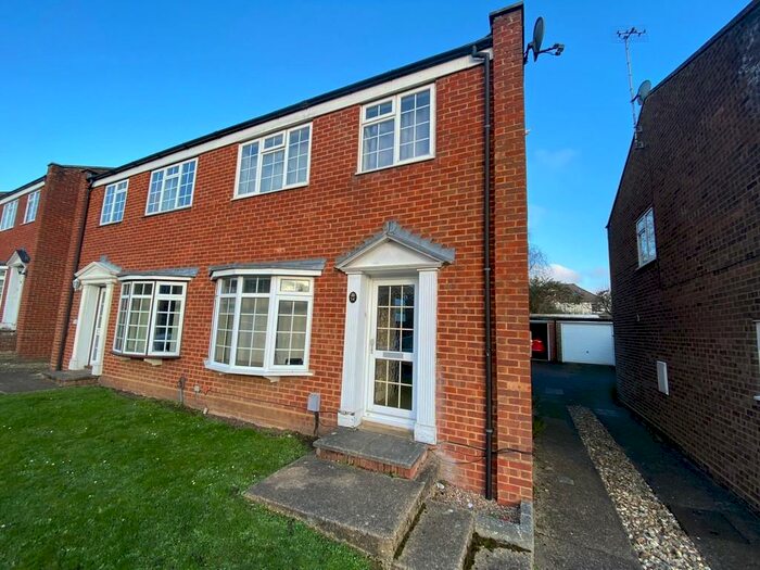 4 Bedroom Semi-Detached House To Rent In Lynwood, GU2