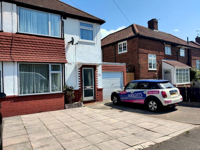 3 Bedroom Semi-Detached House To Rent In Crawford Road, AL10