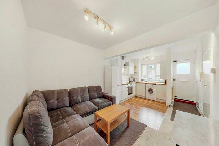 4 Bedroom Apartment To Rent In President House, Goswell Road, Clerkenwell, EC1V