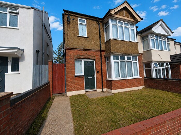 3 Bedroom Semi-Detached House For Sale In Norfolk Road, Luton, Bedfordshire, LU2