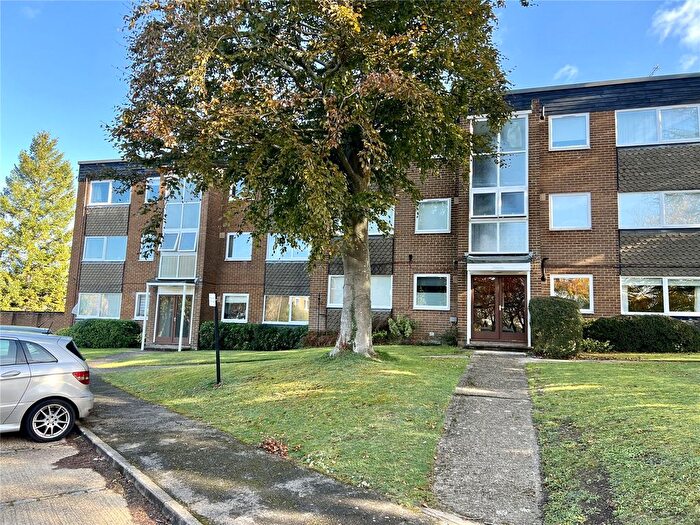1 Bedroom Flat For Sale In Rossiter Lodge, Rosetrees, Guildford, Surrey, GU1