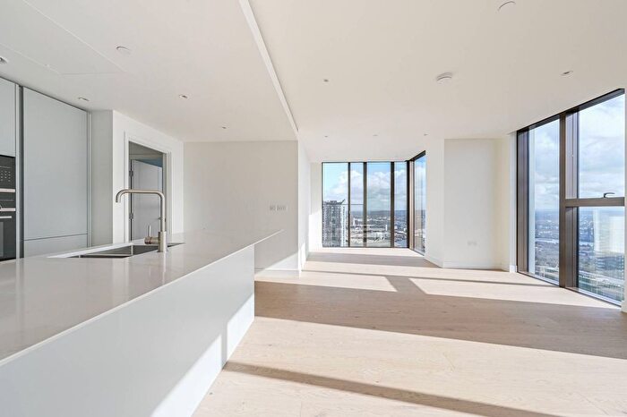 3 Bedroom Flat To Rent In Marsh Wall, Isle Of Dogs, London, E14