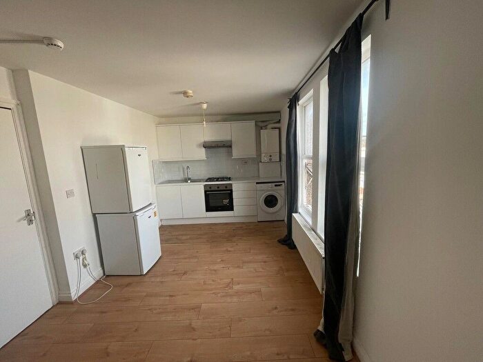 3 Bedroom Flat To Rent In Garratt Lane, London, SW17