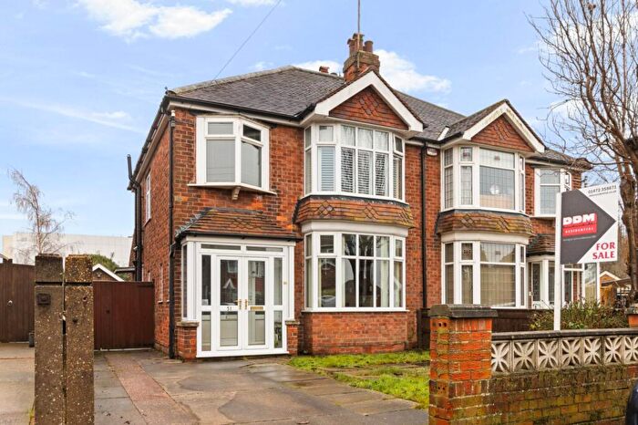 3 Bedroom Semi-Detached House For Sale In Roundway, Grimsby, DN34