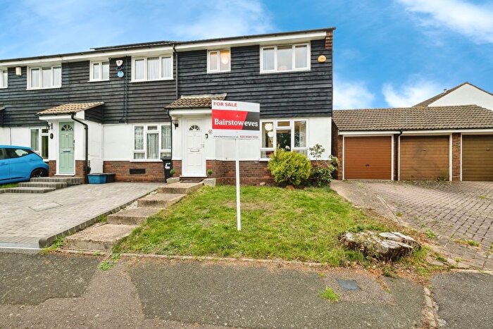 3 Bedroom End Terrace House For Sale In Elmslie Close, Woodford Green, Essex, IG8