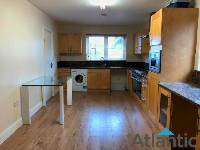 4 Bedroom Flat To Rent In Almond Grove, Brentford, TW8