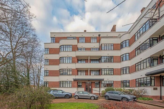 1 Bedroom Flat To Rent In The Crescent, Surbiton, KT6
