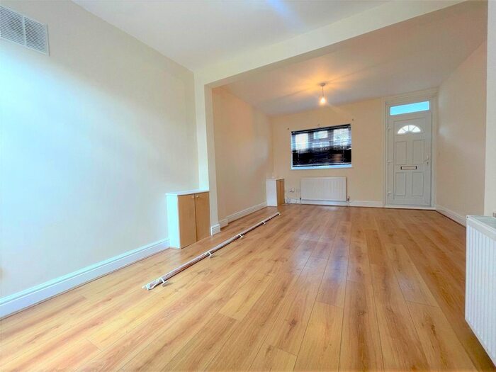 2 Bedroom End Of Terrace House To Rent In Whitehorse Road, Croydon, CR0