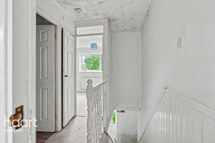 2 Bedroom Terraced House For Sale In Cobsdene, Gravesend, DA12